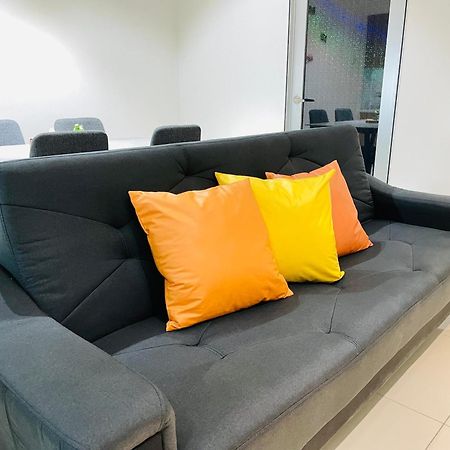 Palazio Mount Austin 2Br Studio Pool View With Tv Box-3 Plus 1 Pax C2-07 Джохор-Бару Екстер'єр фото