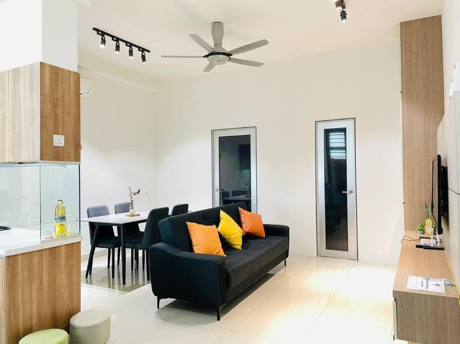 Palazio Mount Austin 2Br Studio Pool View With Tv Box-3 Plus 1 Pax C2-07 Джохор-Бару Екстер'єр фото