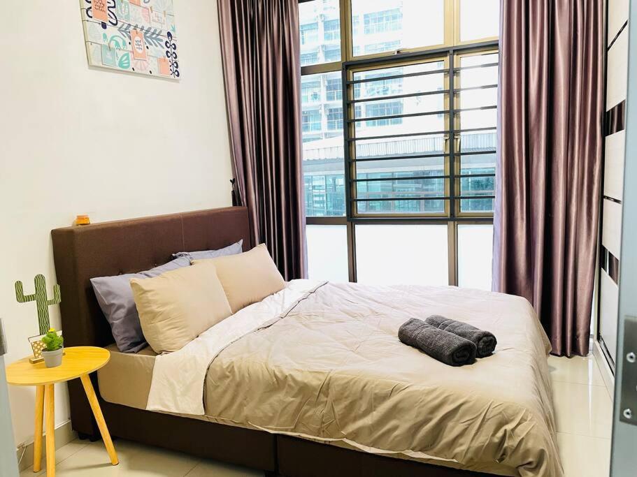 Palazio Mount Austin 2Br Studio Pool View With Tv Box-3 Plus 1 Pax C2-07 Джохор-Бару Екстер'єр фото
