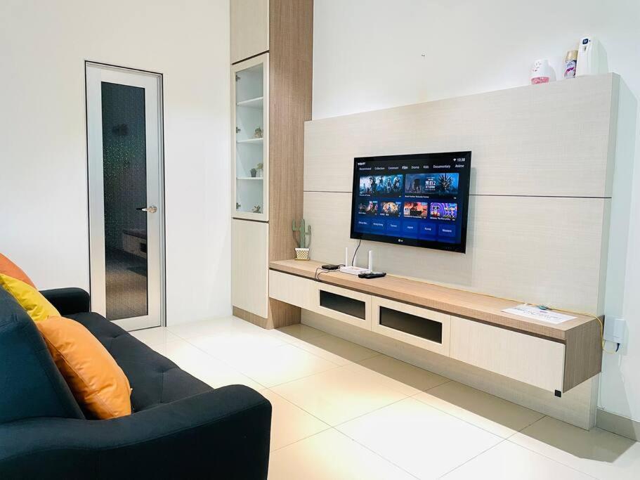 Palazio Mount Austin 2Br Studio Pool View With Tv Box-3 Plus 1 Pax C2-07 Джохор-Бару Екстер'єр фото