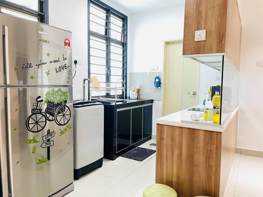 Palazio Mount Austin 2Br Studio Pool View With Tv Box-3 Plus 1 Pax C2-07 Джохор-Бару Екстер'єр фото