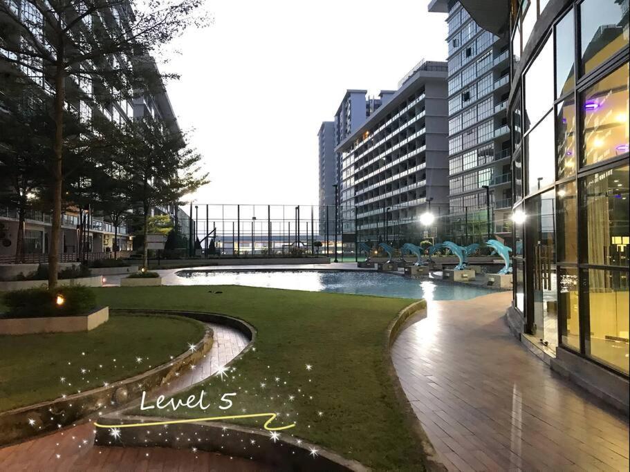 Palazio Mount Austin 2Br Studio Pool View With Tv Box-3 Plus 1 Pax C2-07 Джохор-Бару Екстер'єр фото