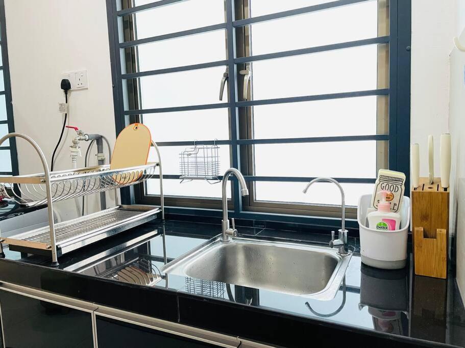 Palazio Mount Austin 2Br Studio Pool View With Tv Box-3 Plus 1 Pax C2-07 Джохор-Бару Екстер'єр фото